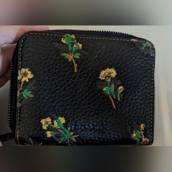 ❌SOLD❌Coach Small Zip Around Pyramid Eye Wallet - Picture 3 of 5